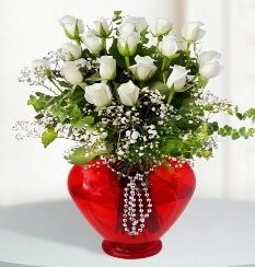 cam kalp içerisinde 12 adet beyaz gül Ankara online çiçek gönderme sipariş