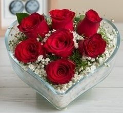 Kalp içerisinde 7 adet kırmızı gül Ankara çiçek gönderme sitemiz güvenlidir