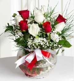 5 adet beyaz 4 adet kırmızı gül vazo tanzimi Ankara güvenli kaliteli hızlı çiçek